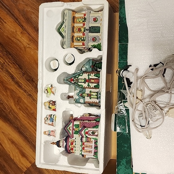 Beautiful VINTAGE KMART TRIM A HOME BAYBERRY CHRISTMAS VILLAGE - Picture 2 of 5